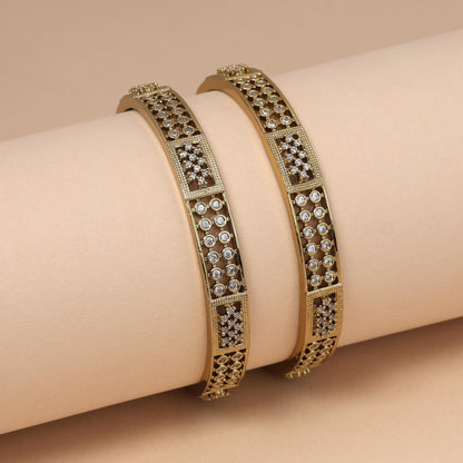 Goldfarbene Designer-Armreifen mit amerikanischen Diamanten, Größe: 2.6, für elegante traditionelle Outfits