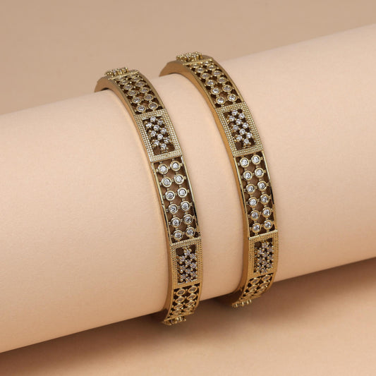 Goldfarbene Designer-Armreifen mit amerikanischen Diamanten, Größe: 2.6, für elegante traditionelle Outfits