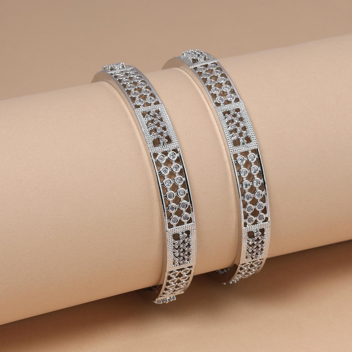 Silberfarbener funkelnder American Diamond Armreif Größe: 2.6 Für Party- und festliche Anlässe