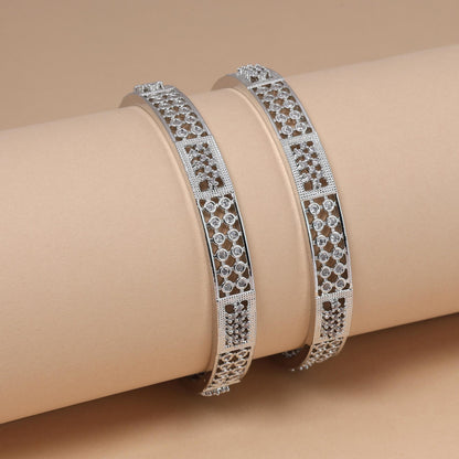 Silberfarbener funkelnder American Diamond Armreif Größe: 2.6 Für Party- und festliche Anlässe