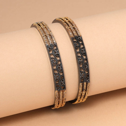 Schwarz-goldener eleganter zweifarbiger American Diamond Armreif Größe: 2.6 für traditionelle Kleidung