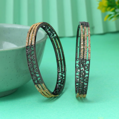 Schwarz-goldener eleganter zweifarbiger American Diamond Armreif Größe: 2.6 für traditionelle Kleidung