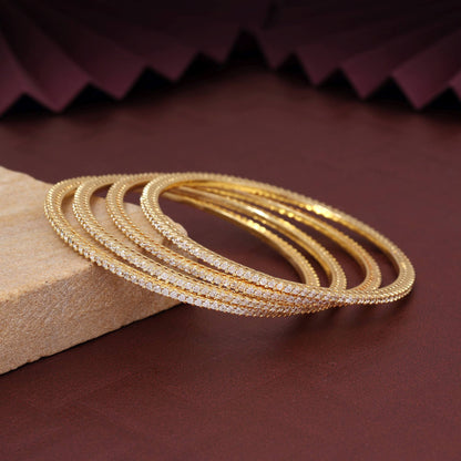 Goldfarbener Armreif im Royal-Stil mit amerikanischen Diamanten, Größe: 2.6, für Hochzeiten und traditionelle Anlässe