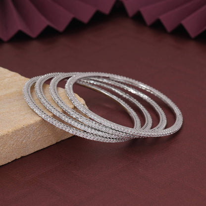 Silberfarbener klassischer Glitzer American Diamond Armreif Größe: 2.6 für elegante Damen