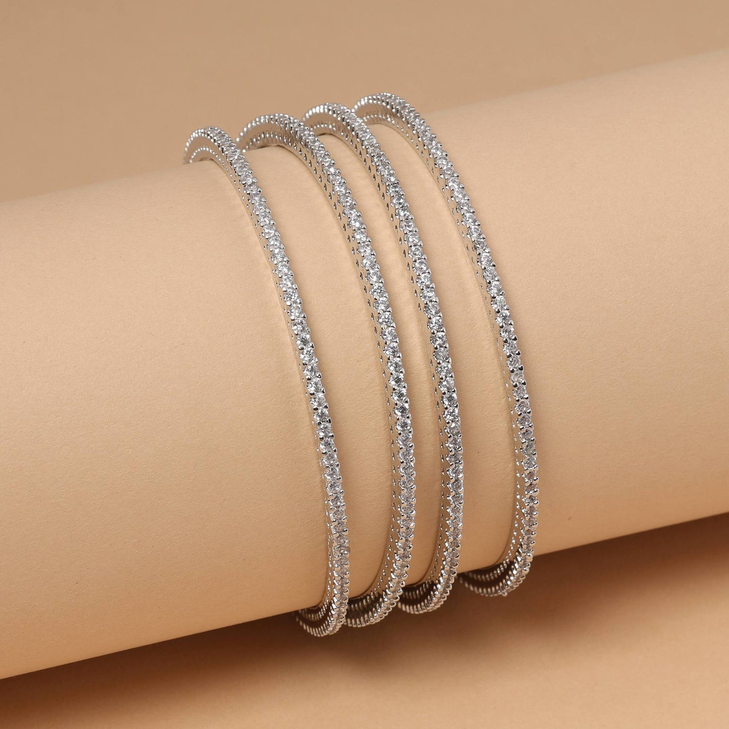 Silberfarbener klassischer Glitzer American Diamond Armreif Größe: 2.6 für elegante Damen