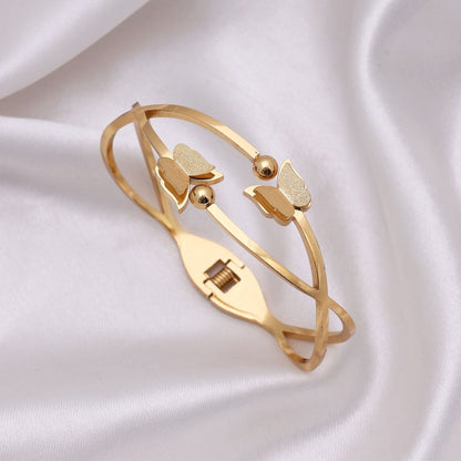 Goldfarbenes, anlaufgeschütztes Armband, perfekt für Büro-Outfits, festliche Looks und lässiges Styling