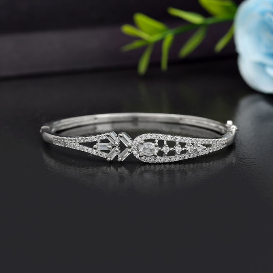 Silberfarbenes amerikanisches Diamantarmband Elegant Stilvoll Tägliche Schmuckkollektion