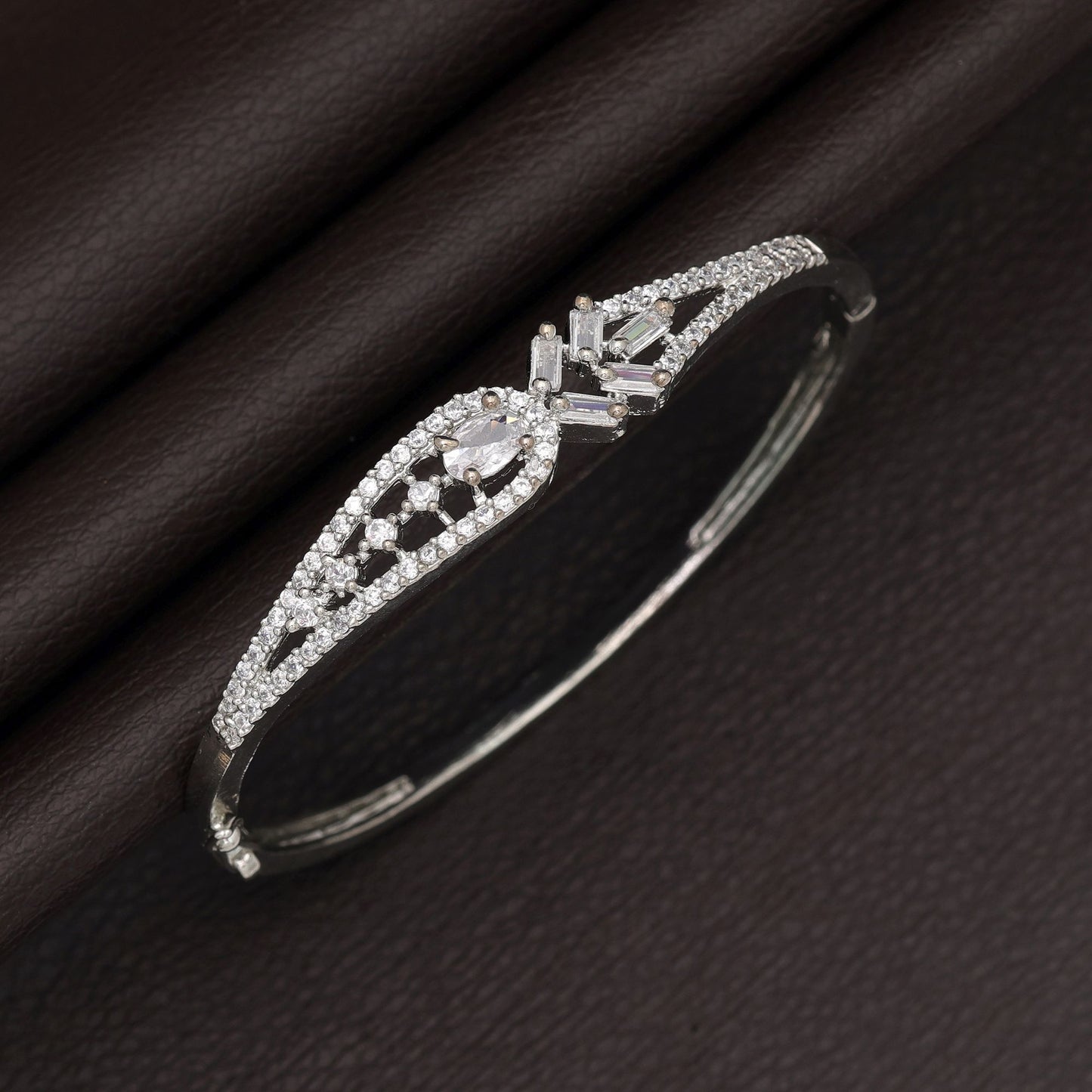 Silberfarbenes amerikanisches Diamantarmband Elegant Stilvoll Tägliche Schmuckkollektion