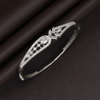Silberfarbenes amerikanisches Diamantarmband Elegant Stilvoll Tägliche Schmuckkollektion