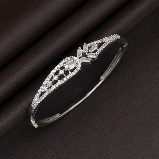 Silberfarbenes amerikanisches Diamantarmband Elegant Stilvoll Tägliche Schmuckkollektion