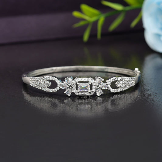 Silberfarbenes amerikanisches Diamantarmband Trendiges, leichtes Schmuckdesign für den täglichen Gebrauch