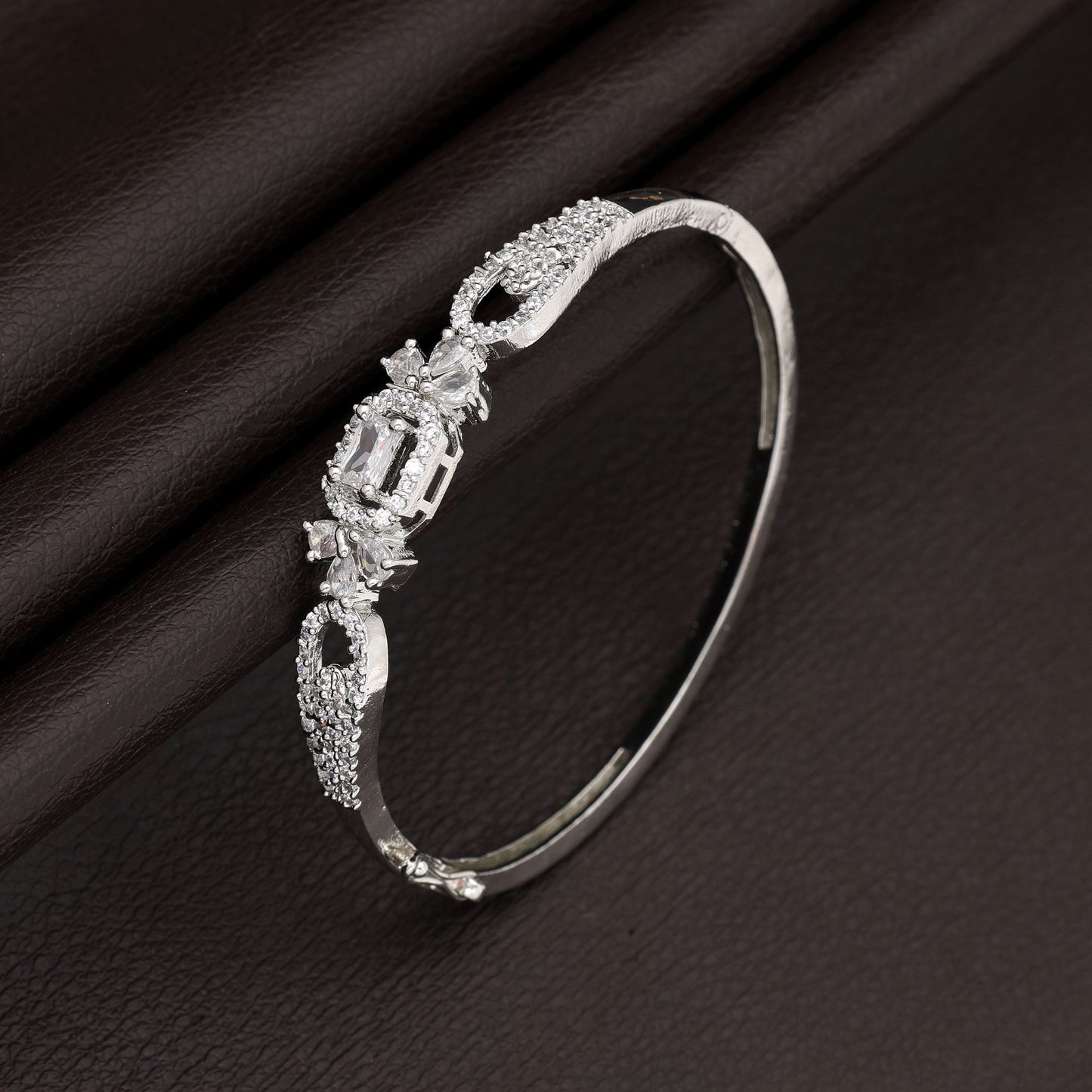 Silberfarbenes amerikanisches Diamantarmband Trendiges, leichtes Schmuckdesign für den täglichen Gebrauch