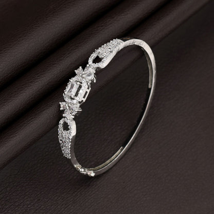 Silberfarbenes amerikanisches Diamantarmband Trendiges, leichtes Schmuckdesign für den täglichen Gebrauch