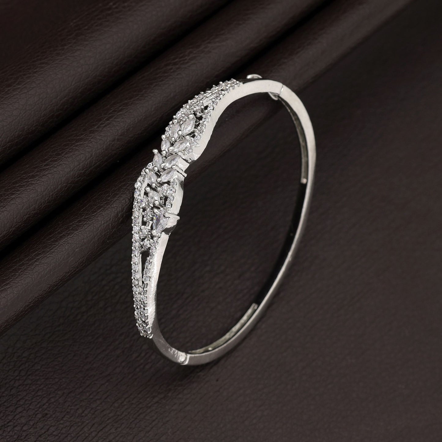 Silberfarbenes Armband mit amerikanischen Diamanten, elegant, Partykleidung, stilvolle Schmuckkollektion