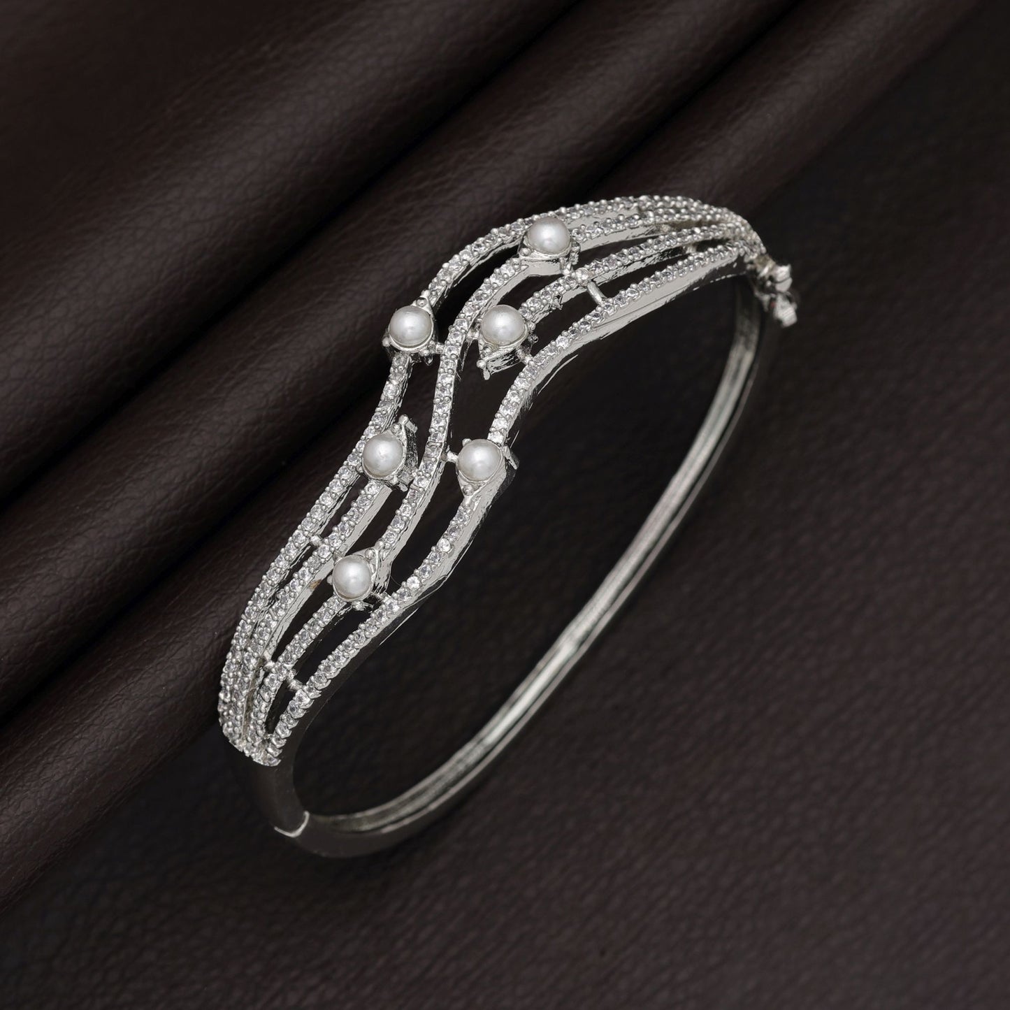 Silbernes amerikanisches Diamantarmband – Minimalistisch, elegant, Schmuckkollektion für den Alltag