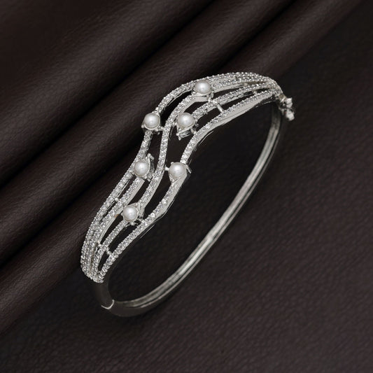 Silbernes amerikanisches Diamantarmband – Minimalistisch, elegant, Schmuckkollektion für den Alltag