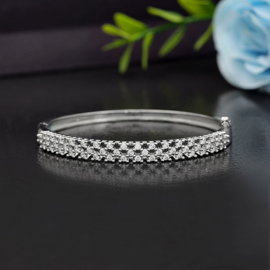 Silberfarbenes amerikanisches Diamantarmband, trendige, stilvolle, moderne Schmuckkollektion Design