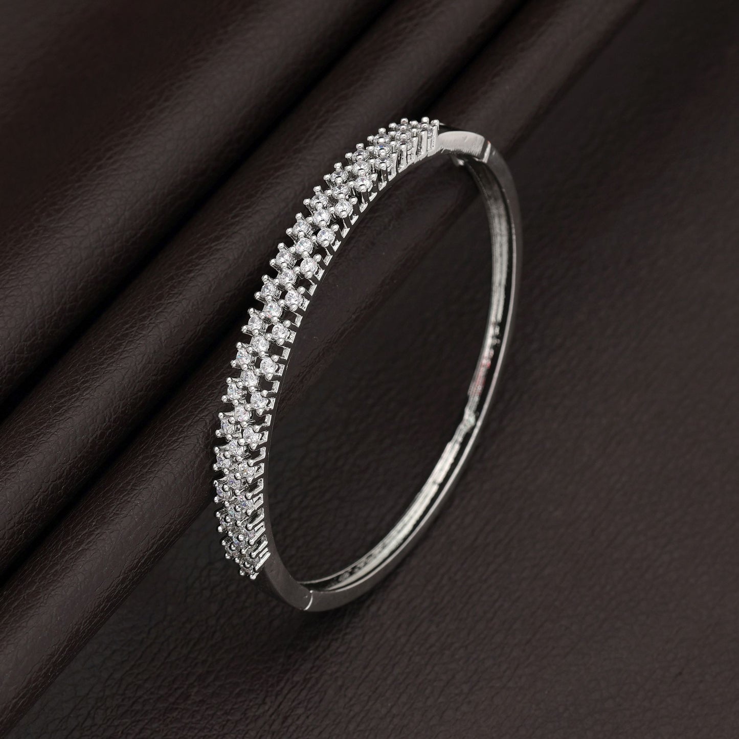 Silberfarbenes amerikanisches Diamantarmband, trendige, stilvolle, moderne Schmuckkollektion Design