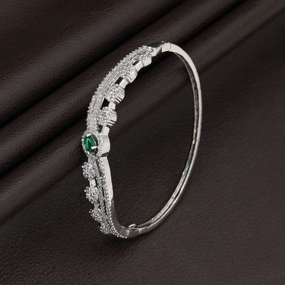 Grünes American Diamond Armband Stilvolle ethnische Partyschmuck-Kollektion