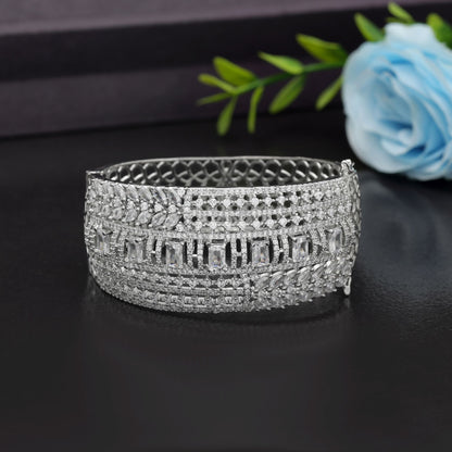 Silberfarbenes Armband mit amerikanischen Diamanten – Elegante, minimalistische, moderne Schmuckkollektion