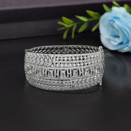 Silberfarbenes Armband mit amerikanischen Diamanten – Elegante, minimalistische, moderne Schmuckkollektion