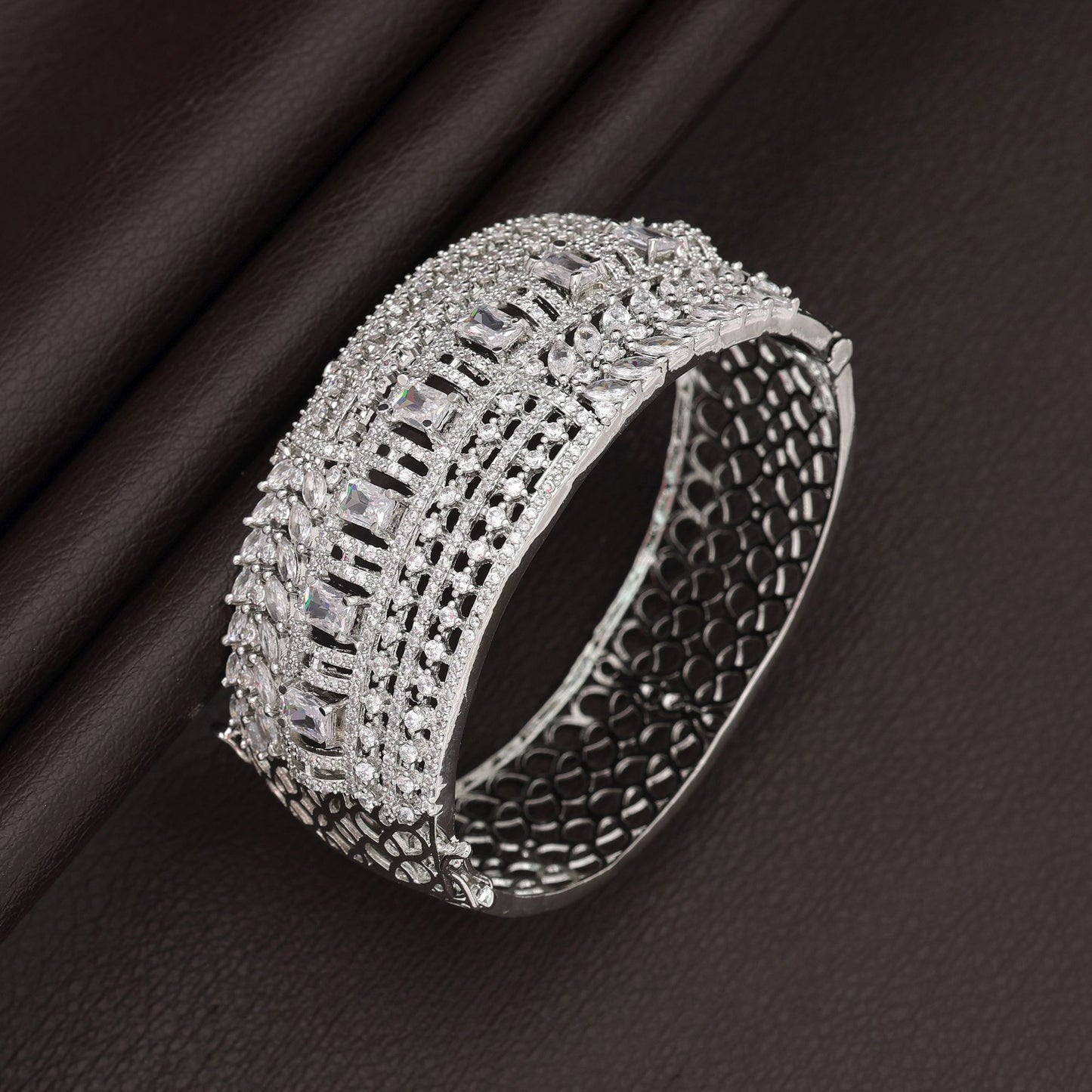 Silberfarbenes Armband mit amerikanischen Diamanten – Elegante, minimalistische, moderne Schmuckkollektion