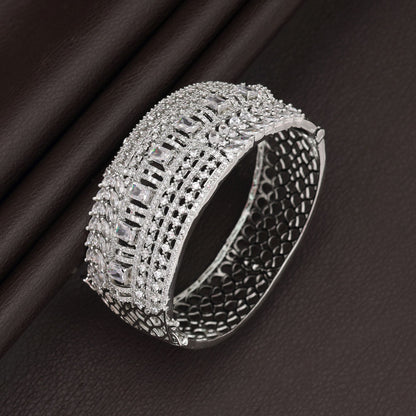 Silberfarbenes Armband mit amerikanischen Diamanten – Elegante, minimalistische, moderne Schmuckkollektion