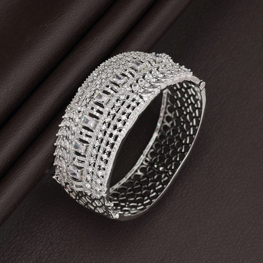 Silberfarbenes Armband mit amerikanischen Diamanten – Elegante, minimalistische, moderne Schmuckkollektion