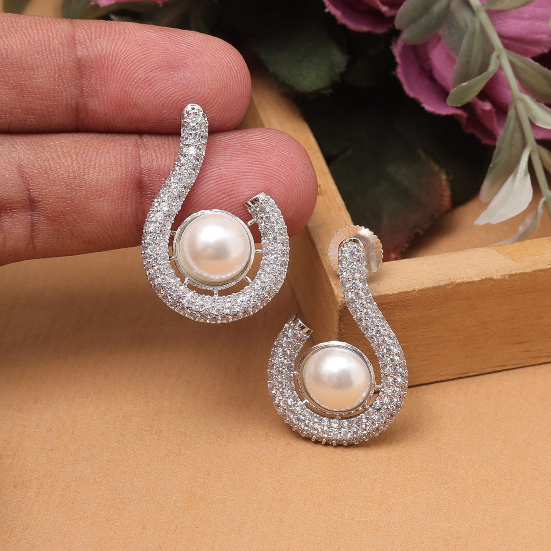 Silberfarbene amerikanische Diamantohrringe mit schimmerndem Finish im königlichen Stil