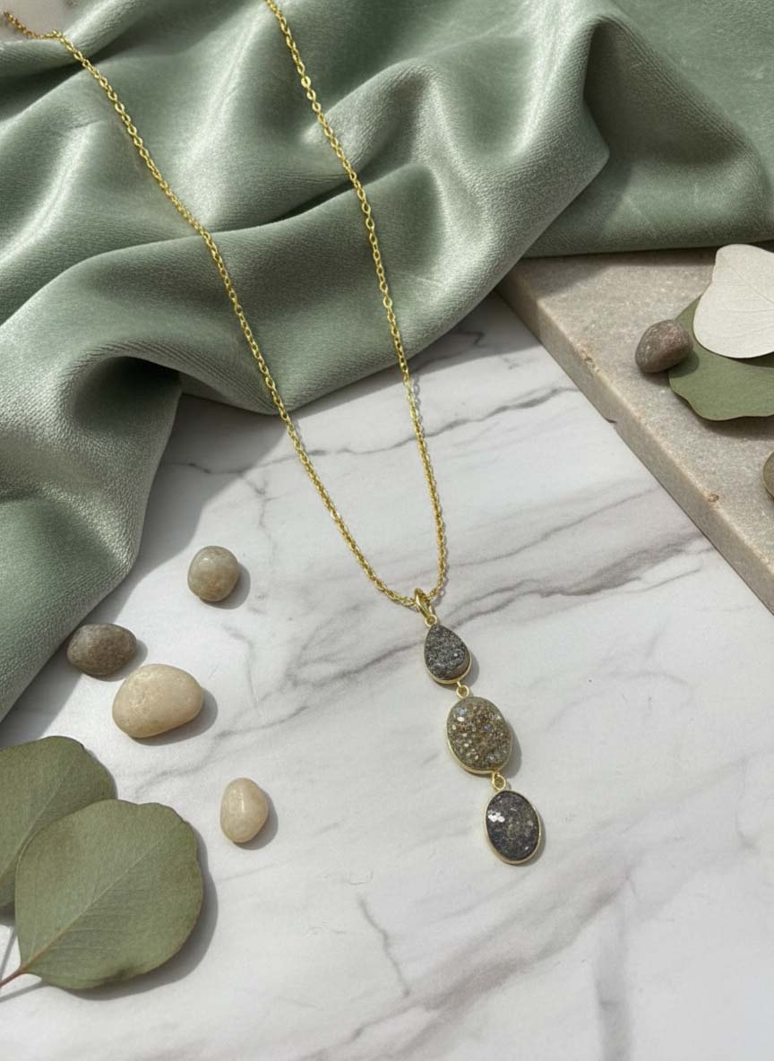 Graufarbene Amrapali Hansli-Halskette mit kühnem Design, inspiriert vom königlichen Amrapali-Schmuck