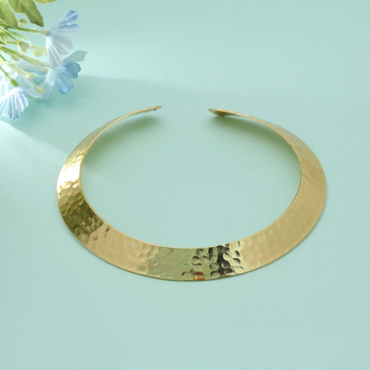 Goldfarbene Mode-Hansli-Halskette Eleganter traditioneller, starrer Kragen Statement-Schmuckdesign