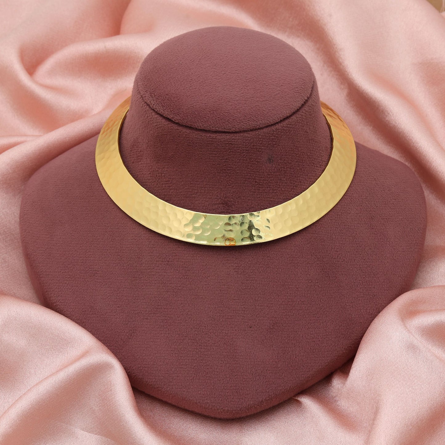Goldfarbene Mode-Hansli-Halskette Eleganter traditioneller, starrer Kragen Statement-Schmuckdesign