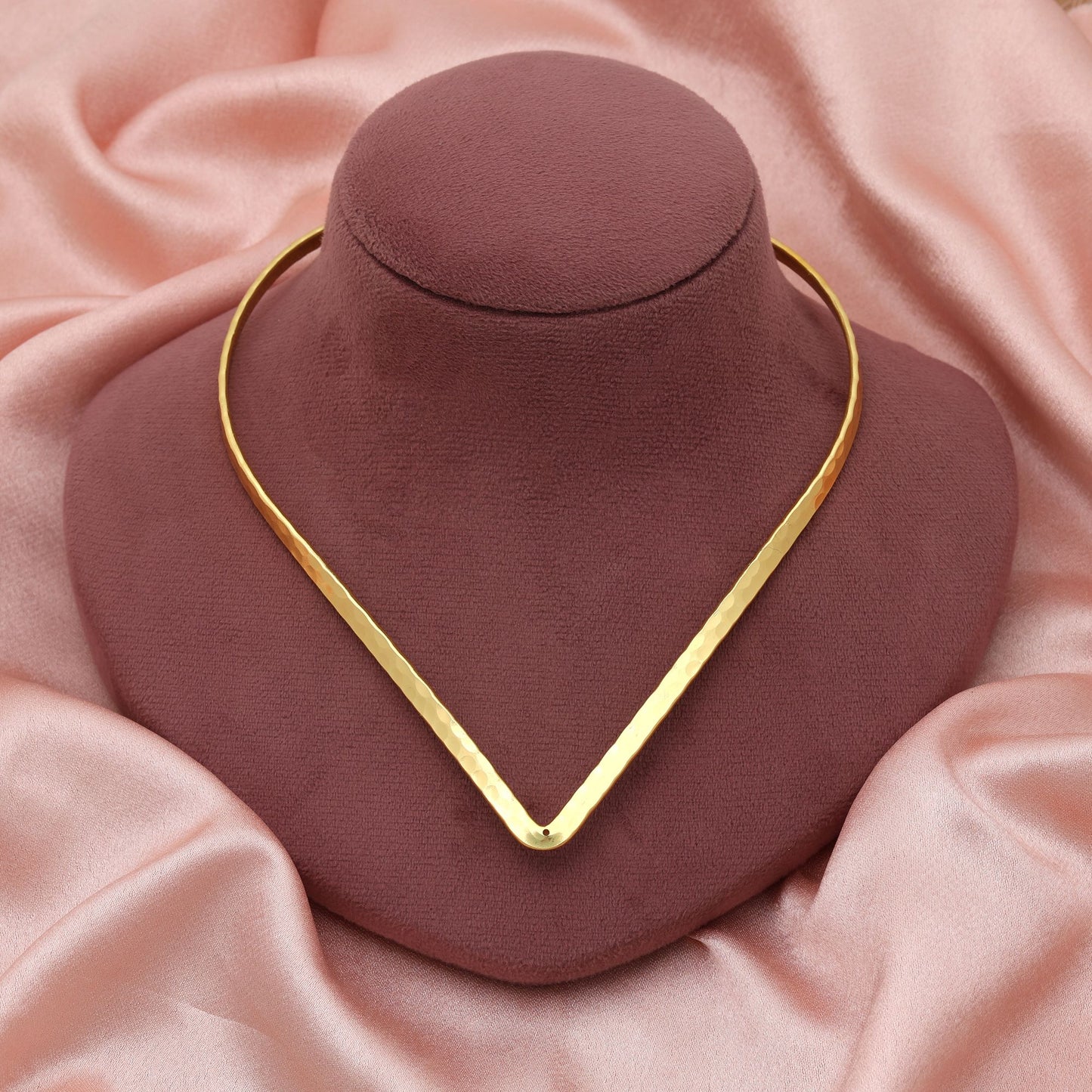 Goldfarbene Mode-Hansli-Halskette Klassischer ethnischer Brautstil Markanter Choker-Schmuck