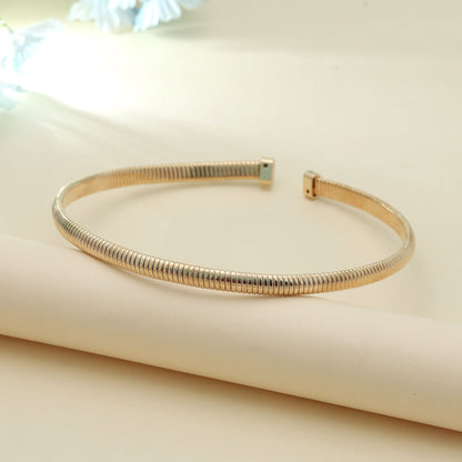 Goldfarbene Anlaufgeschützte Hansli-Halskette Elegante Traditionelle Starre Collier Statement-Schmuck