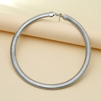 Silberfarbene anlaufgeschützte Hansli-Halskette, moderner, minimalistischer, traditioneller Kragen-Stil-Schmuck