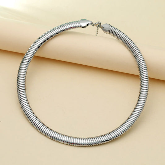 Silberfarbene anlaufgeschützte Hansli-Halskette, moderner, minimalistischer, traditioneller Kragen-Stil-Schmuck