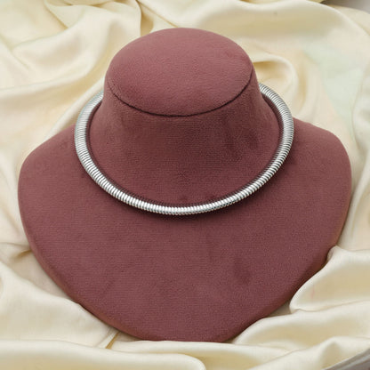 Silberfarbene anlaufgeschützte Hansli-Halskette, moderner, minimalistischer, traditioneller Kragen-Stil-Schmuck
