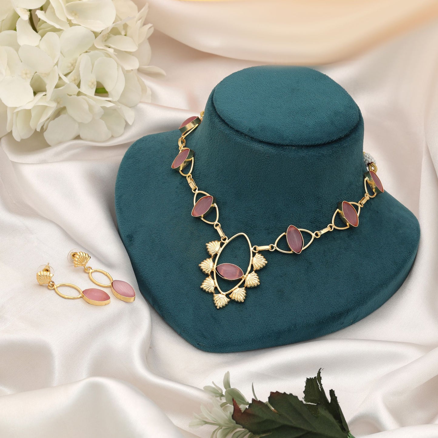 Stilvolles Amrapali-Halskettenset in Rosa mit elegantem ethnischem Brautschmuck-Finish