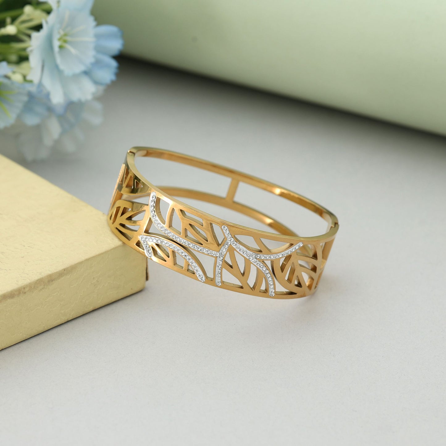 Weißes, aufklappbares, anlaufgeschütztes Armband mit elegantem, modernem, minimalistischem Schmuckdesign