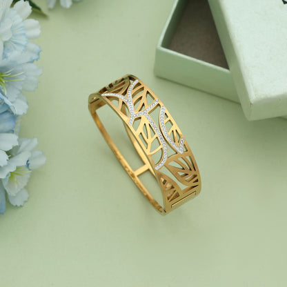 Weißes, aufklappbares, anlaufgeschütztes Armband mit elegantem, modernem, minimalistischem Schmuckdesign
