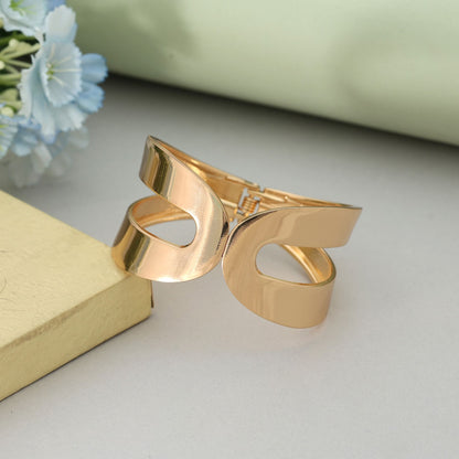 Goldfarbenes, zu öffnendes, anlaufgeschütztes Armband mit stilvollem Schmuck-Look für jeden Tag