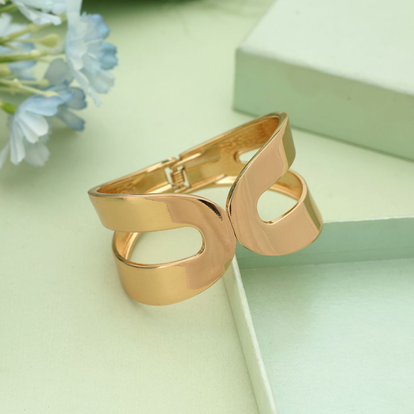 Goldfarbenes, zu öffnendes, anlaufgeschütztes Armband mit stilvollem Schmuck-Look für jeden Tag