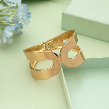 Goldfarbenes, zu öffnendes, anlaufgeschütztes Armband mit stilvollem Schmuck-Look für jeden Tag