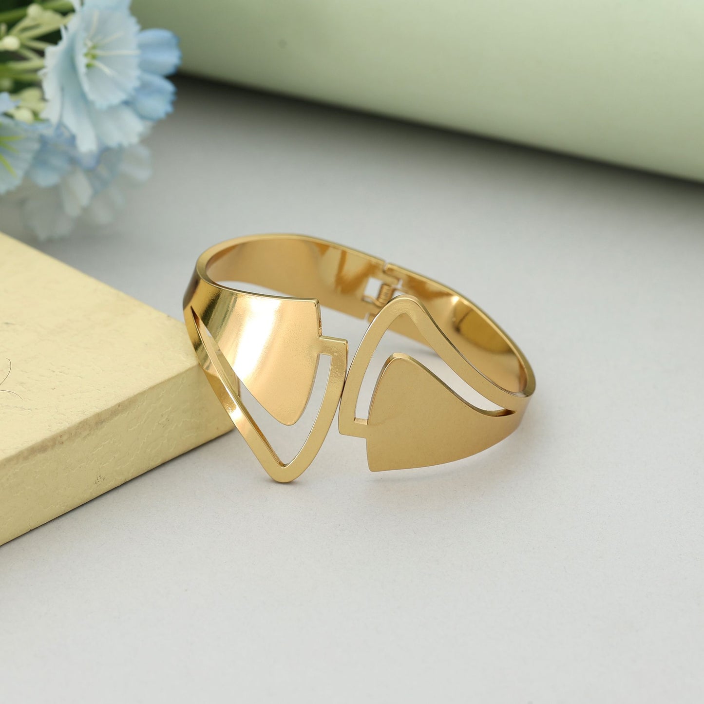 Goldfarbenes, zu öffnendes, anlaufgeschütztes Armband mit elegantem, klassischem Modeschmuckdesign