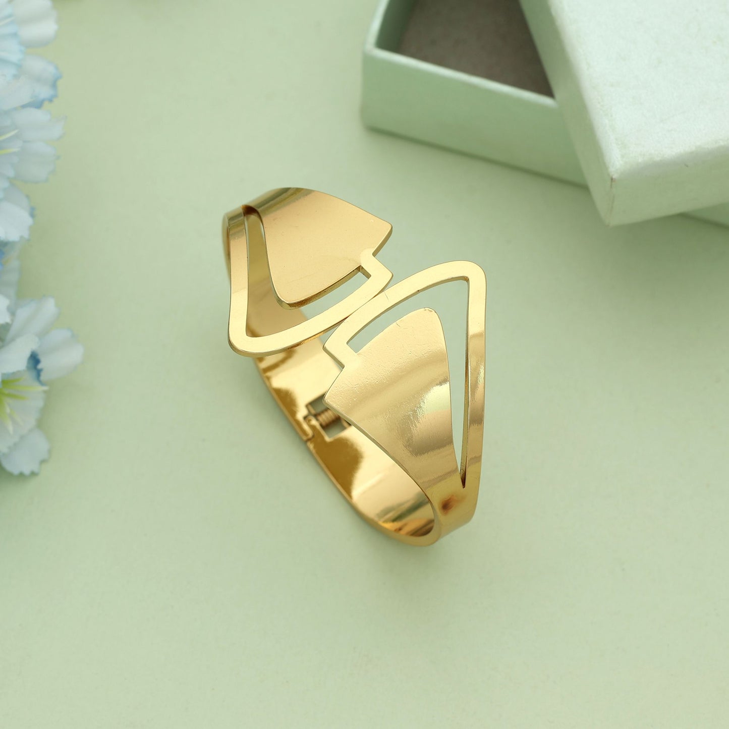 Goldfarbenes, zu öffnendes, anlaufgeschütztes Armband mit elegantem, klassischem Modeschmuckdesign