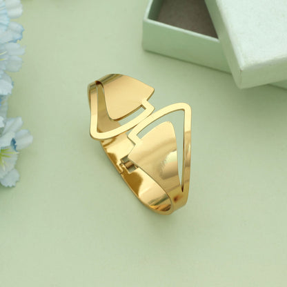 Goldfarbenes, zu öffnendes, anlaufgeschütztes Armband mit elegantem, klassischem Modeschmuckdesign