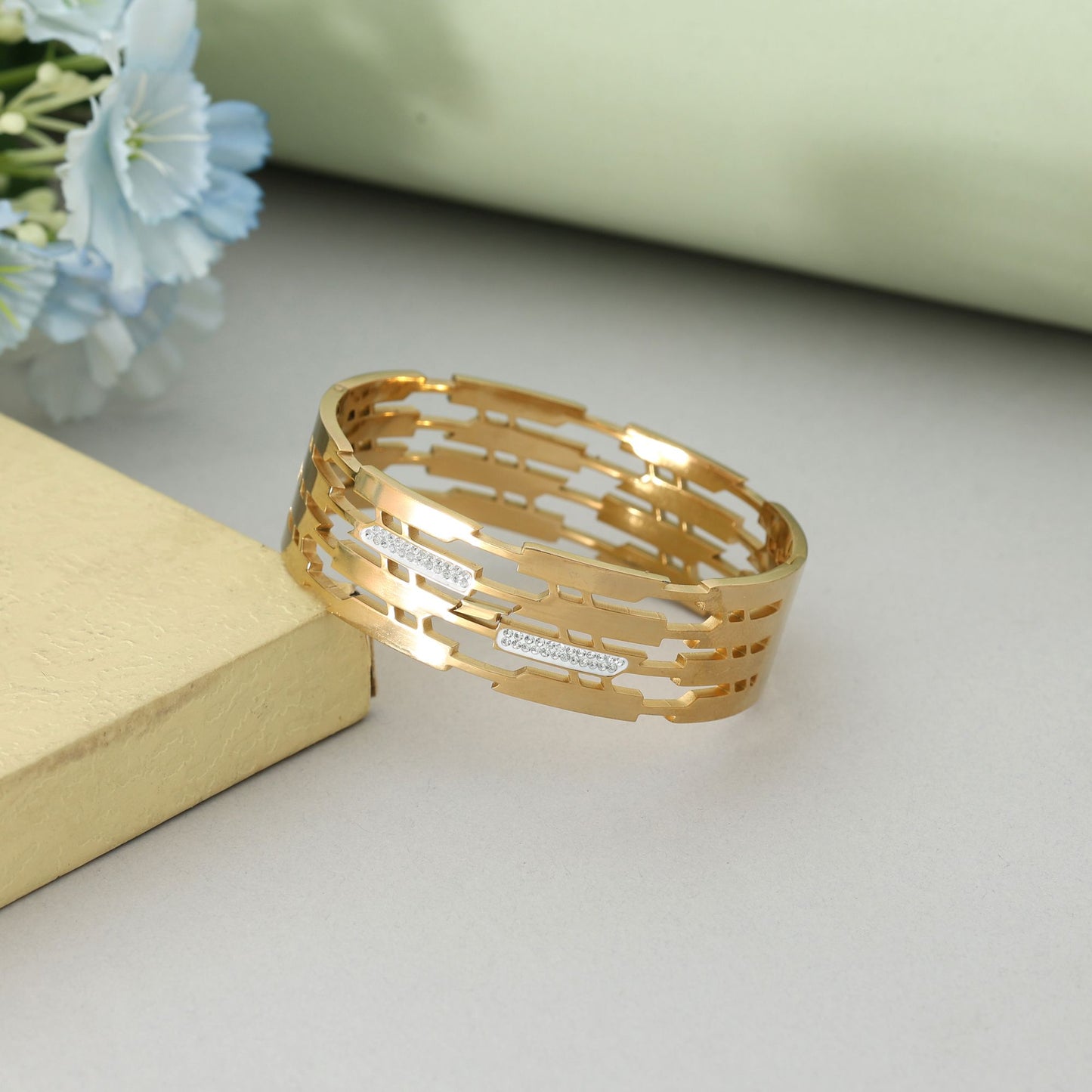 Goldfarbenes, zu öffnendes, anlaufgeschütztes Armband im minimalistischen, modernen Alltagsstil