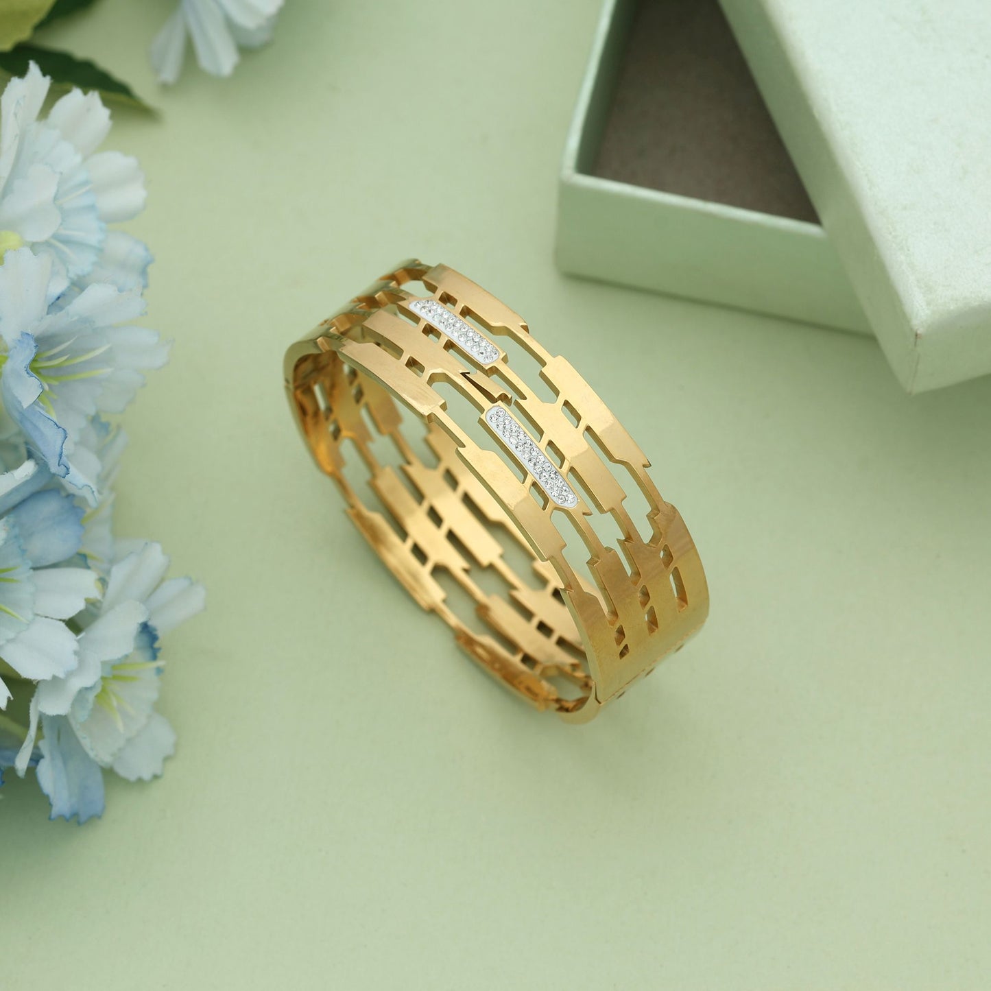 Goldfarbenes, zu öffnendes, anlaufgeschütztes Armband im minimalistischen, modernen Alltagsstil