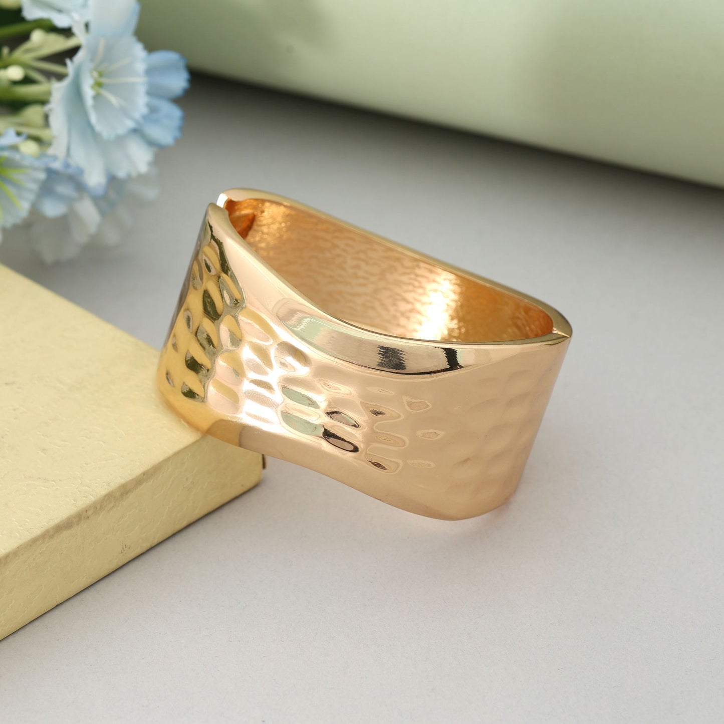Goldfarbenes, zu öffnendes, anlaufgeschütztes Armband aus hochwertigem Edelstahl im modischen Look