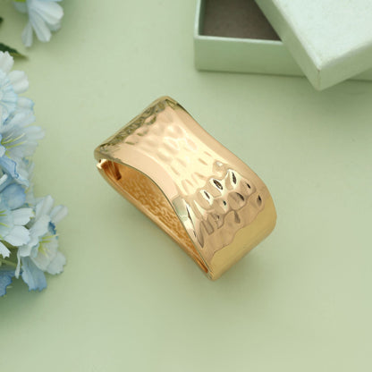 Goldfarbenes, zu öffnendes, anlaufgeschütztes Armband aus hochwertigem Edelstahl im modischen Look
